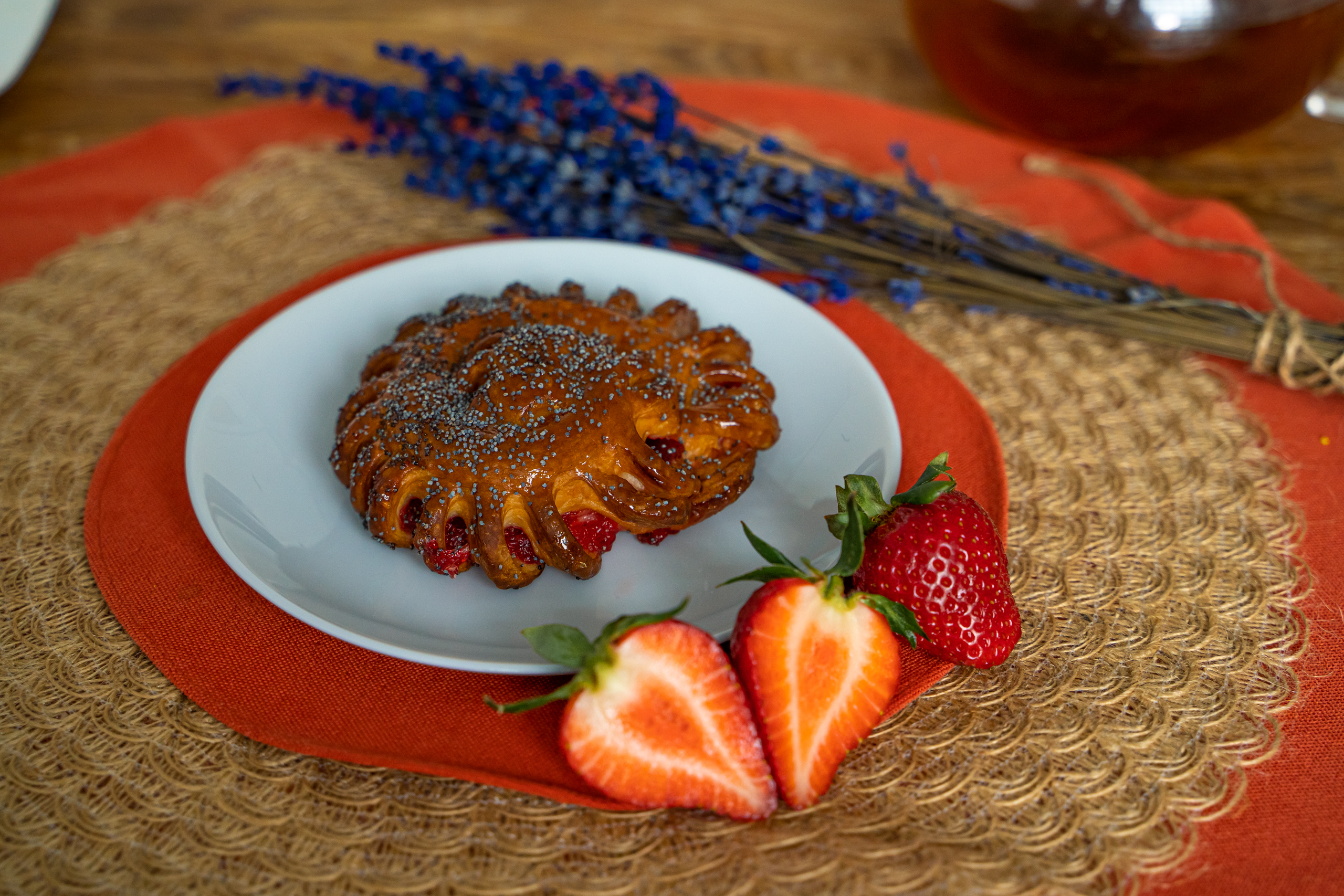 Купить выпечку Клубничный кутюр — Пекарь 🥨